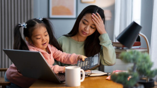 10 Tips Anti Stres Bagi Orang Tua yang Bekerja Sambil Mengurus Anak