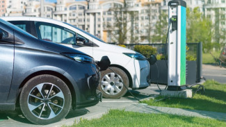 Mobil Listrik vs Mobil Bensin: Siapa yang Lebih Unggul di Masa Depan?