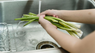 7 Khasiat Tersembunyi Daun Bawang yang Jarang Diketahui Orang