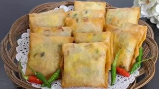 Martabak Telur Kulit Lumpia, Camilan Praktis yang Garing di Luar, Lumer di Dalam!
