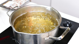 Habis Masak Daging Kurban, Panci Jadi Penuh Lemak? Ini Rahasia Biar Kinclong dan Wangi Lagi!