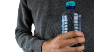 Bahaya Simpan Air Minum di Botol Plastik Terlalu Lama
