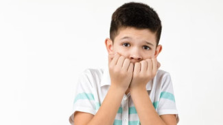 Anak Pendiam Bukan Masalah: 5 Jurus Ampuh Atasi Sifat Pemalu & Penakut Anak