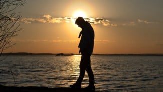 Alone dan Lonely Berbeda! Dua Kata Serupa Tapi Tak Sama!