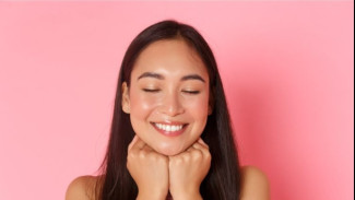 Tips Wajah Glowing dengan Air Mawar, Bebas Minyak dan Pori Tersamarkan!