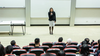 Tiba-Tiba Ngeblank Saat Presentasi? Ini Trik Ampuh Biar Nggak Malu di Depan Umum!