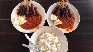 Pedasnya Nampol! Kenalan dengan Sate Plecing, Sensasi Bakaran Otentik dari Bali Utara