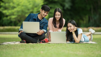 Eksistensi Bahasa Daerah vs Budaya Modern, Ancaman atau Peluang?
