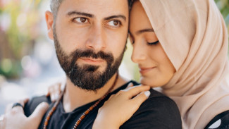 Suami Ternyata Begini di Balik Diamnya! 7 Fakta yang Sering Nggak Disadari Istri