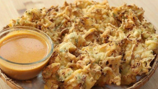 Kriuknya Bikin Ketagihan, Cocolan Saus Kacangnya Juara! Cobain Bakwan Goreng Ini, Yuk!