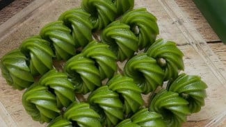 Yuk Bikin Olahan Tepung Kekinian Yang Bisa Kamu Tiru Dirumah Dengan Praktis, Kue Kaswi Pandan Santan Enak