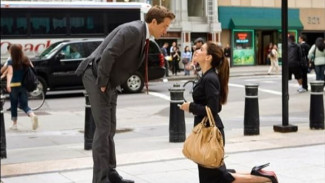 Awalnya Cuma Settingan! 7 Film Rom-Com Pura-Pura Pacaran yang Malah Jadi Jatuh Cinta Beneran