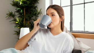 11 Manfaat Tak Terduga Minum Air Hangat Sebelum Tidur, Rahasia Tidur Nyenyak dan Tubuh Sehat!