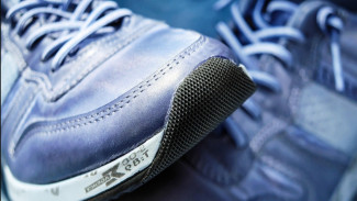 5 Cara Alami Menghilangkan Bau Sepatu Tanpa Parfum