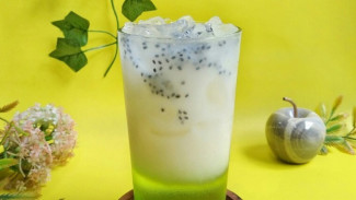 Sensasi Dingin Es Melon Yakult, Campuran Melon Syrup dan Probiotik!