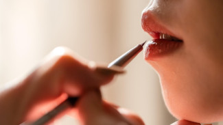 Lipstik Tahan Lama? Ini Trik yang Jarang Diketahui