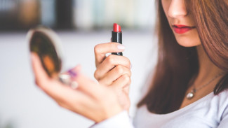 Ini Cara Biar Lipstik Nggak Nempel di Masker