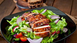 Segar dan Lumer! BBQ Chicken Salad yang Bikin Susah Berhenti