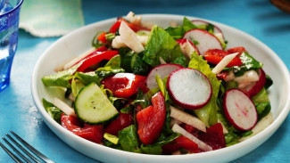 Kamu Pecinta Salad? Yuk Cobain 10 Jenis Salad Sayur yang Sehat dan Lezat