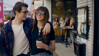 Glamor vs Realita, Deretan Film Cinta Selebriti dan Orang Biasa yang Bikin Baper Berat