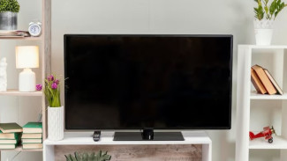Layar TV Kinclong Tanpa Gores! Ini 5 Cara Aman dan Ampuh Membersihkannya