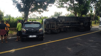 Truk Box Baraka Express Terguling di Wongsorejo, Banyuwangi, Sempat Tabrak Mobil Keluarga