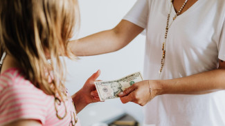 7 Tips Cerdas Atur Uang Saku yang Pas Biar Anak Nggak Boros