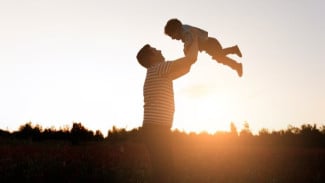 Gak Cuma Cari Nafkah! Ini 6 Tips Jadi Ayah & Suami yang Bikin Keluarga Bangga