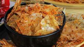 Gurih Renyah Bikin Nagih! Coba Keripik Kaca Daun Jeruk yang Cocok Buat Ngemil Santai