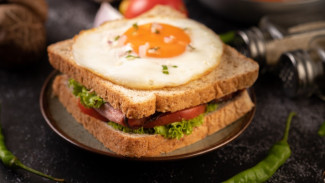 Sandwich Telur Cajun yang Gurihnya Bikin Lupa Diet!