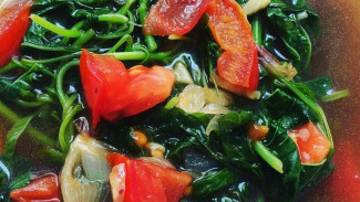Cuma 15 Menit! Resep Tumis Bayam Tomat Simpel Ini Dijamin Bikin Lahap Nambah Nasi