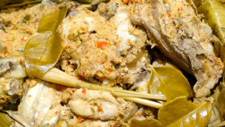Harumnya Bikin Lapar! Ayam Songkem Empuk dengan Sambal Pedas yang Nendang