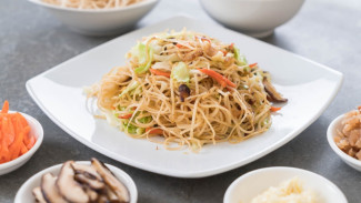 Salad Mie Beras Pedas, Sensasi Segar dan Pedas yang Nagih!
