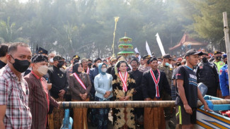 Larung Sesaji di Pantai Selatan, Tradisi Sakral Menyambut Malam Satu Suro