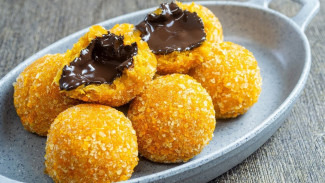 Bola Ubi Kuning Isi Coklat Lumer, Camilan Renyah Luar Lembut Dalam yang Bikin Nagih!