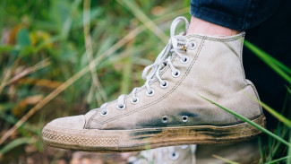 Inilah Cara Mengatasi Sepatu Berjamur agar Bersih Kembali