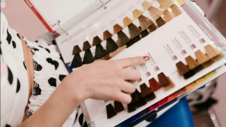 Warna Rambut yang Bikin Kulitmu Terlihat Cerah