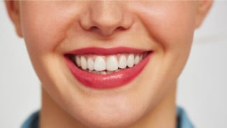 Tips Putihkan Gigi Kuning Secara Alami dengan 5 Cara Ini Tanpa ke Dokter!