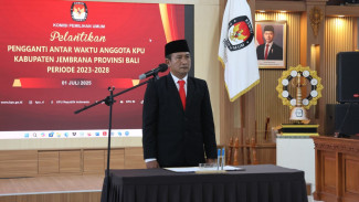 Ketua KPU RI Melantik I Putu Indrabayu Pengganti Sa'rani yang Wafat karena Sakit