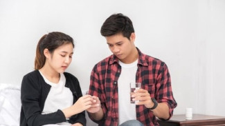 Bukan Sekadar Bicara, 4 Kunci Komunikasi Intim Suami-Istri yang Bikin Pernikahan Makin Lengket