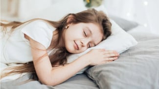 Benarkah Tidur Cukup Bikin Kulit Awet Muda?