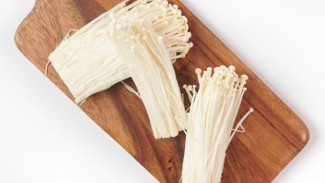 8 Manfaat Jamur Enoki bagi Kesehatan Tubuh, Mencegah Sembelit hingga Risiko Penyakit Kanker
