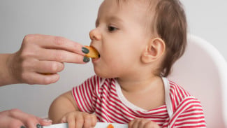 Bingung MPASI Pertama Si Kecil? Ini Tips Mudah Memulainya