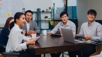 Bukan Cuma Duduk Manis! Ini 5 Cara Jadi Pendengar Aktif Saat Rapat Kerja
