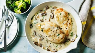Resep Creamy Mushroom Chicken yang Juicy dan Lumer di Lidah, Cuma Pakai Satu Wajan!