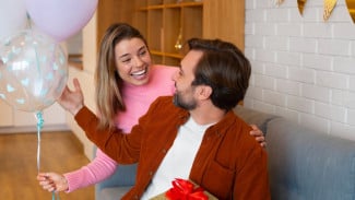 11 Ide Kado untuk Suami Tercinta, Bermanfaat dan Romantis