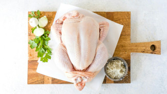 Biar Gak Bau Anyir! Cara Membersihkan Kulit Ayam agar Tidak Amis dan Siap Dimasak