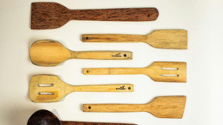 5 Tips Membersihkan Peralatan Masak dari Kayu