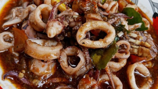 Masak Cumi Sebentar! 4 Resep Simple Nusantara untuk Anak Kos