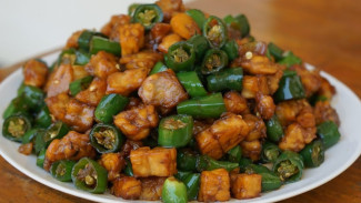 Tumis Tempe Cabe Hijau yang Pedasnya Bikin Makan Jadi Lahap!